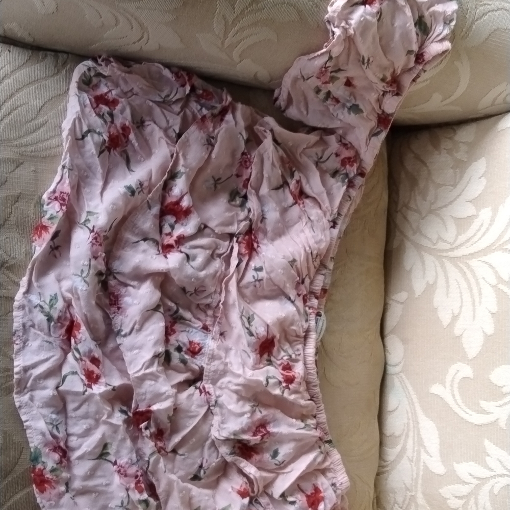 Light pink American Eagle flower tea top reddish pinkish looking little flowers